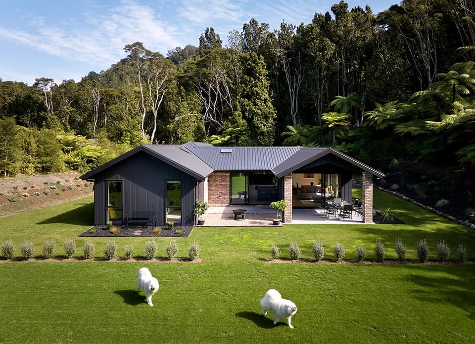 Signature Homes website — hero imagery of plans and building